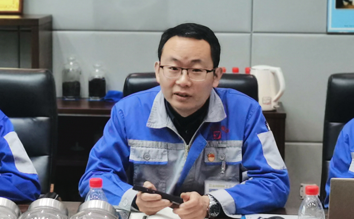 技術(shù)部部長(zhǎng)張波與營(yíng)銷人員分享2020年顆粒機(jī)設(shè)備和粉碎機(jī)設(shè)備改進(jìn)點(diǎn)以及對(duì)2021年大型粉碎設(shè)備、牛糞顆粒爐設(shè)備的技術(shù)參數(shù)、選型、及工藝流程進(jìn)行講解培訓(xùn).jpg