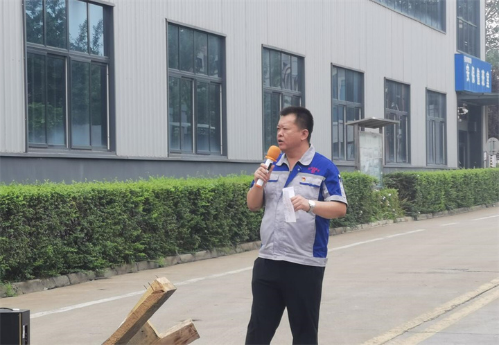 孫總表示安全無小事，安全只有現(xiàn)在，永遠(yuǎn)沒有“下一次”。時(shí)刻牢記安全紅線，把安全放在心中、握在手上，及時(shí)消除各種隱患，杜絕違規(guī)操作。掌握安全知識(shí)和技能，是實(shí)現(xiàn)安全生產(chǎn)的前提，大家一定要牢記